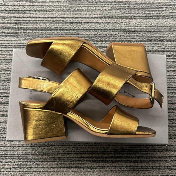 🔥🔥🔥Aquatalia Metallic Gold Leather Sandals Heels Size 7 - Picture 2 of 15